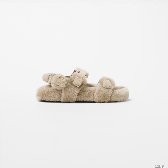 NWT KIDS/ BUCKLED FAUX FUR SANDALS - Picture 5 of 5